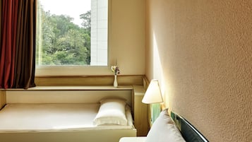 Standardværelse (1 Double bed & 1 Child's bed) | Minibar, pengeskab på værelset, skrivebord, mørklægningsgardiner