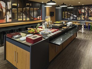 Serveert ontbijt, lunch en diner