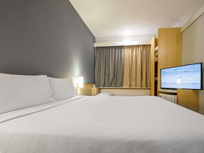 標準客房 (1 Double bed & 1 Child's bed) | 迷你吧、客房內保險箱、書桌、遮光布/窗簾