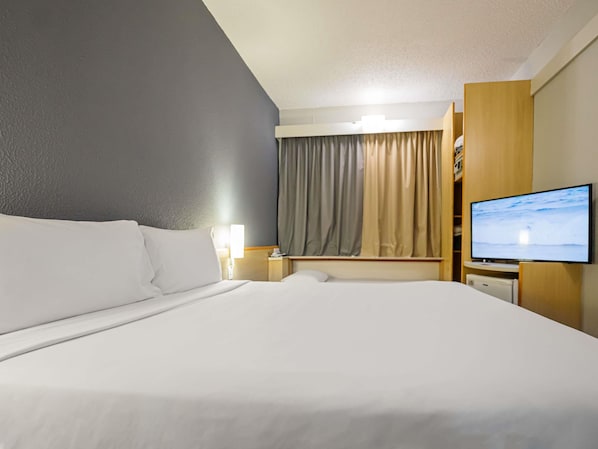 Minibar, caja de seguridad en la habitación y escritorio
