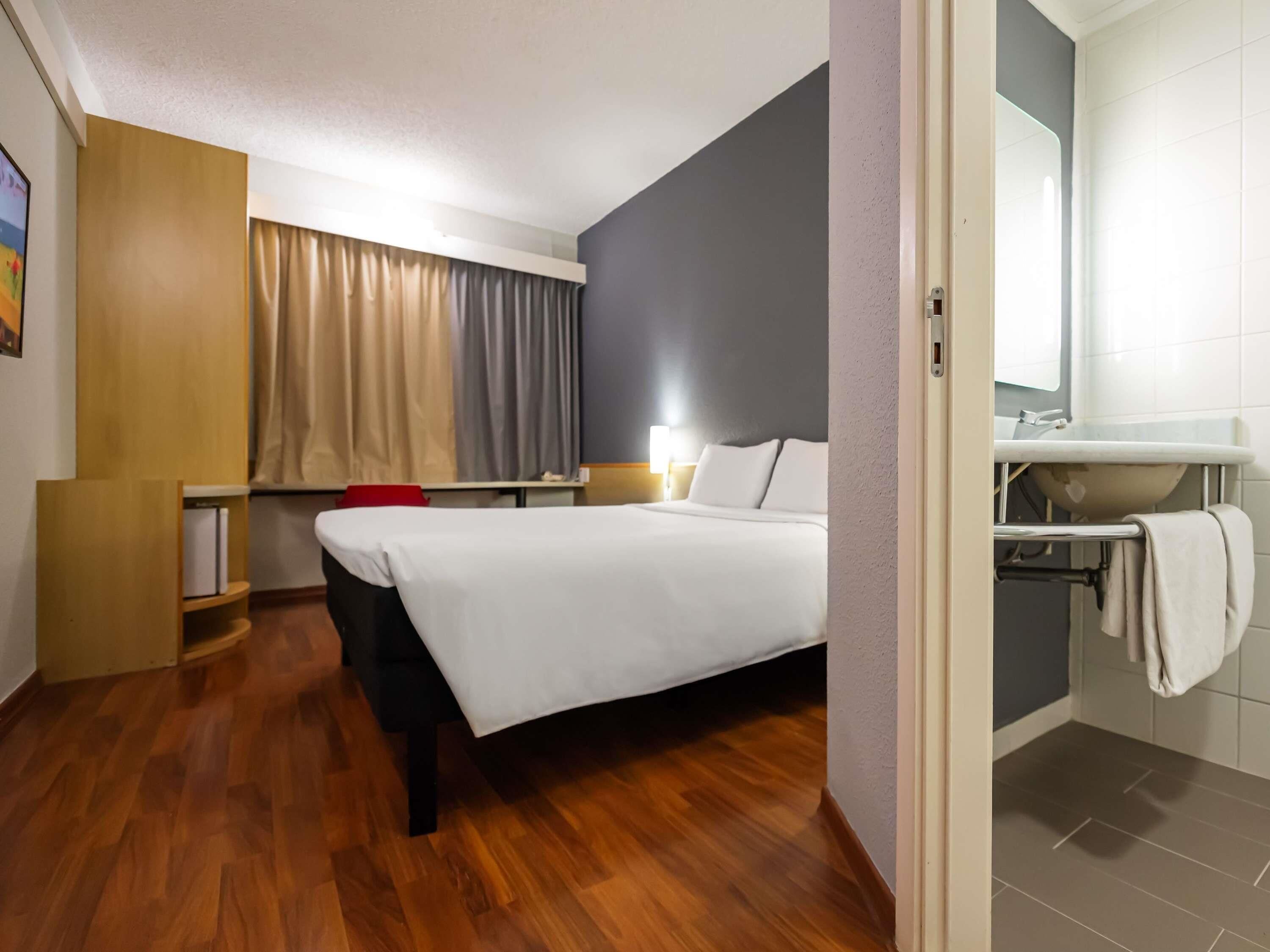 Minibar, värdeförvaringsskåp på rummet och skrivbord