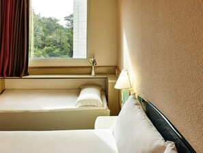 Rom – standard (1 Double bed & 1 Child's bed) | Minibar, safe på rommet, skrivebord og blendingsgardiner