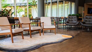 Ein stilvoller Lounge-Bereich mit Sitzgelegenheiten und großen Fenstern.