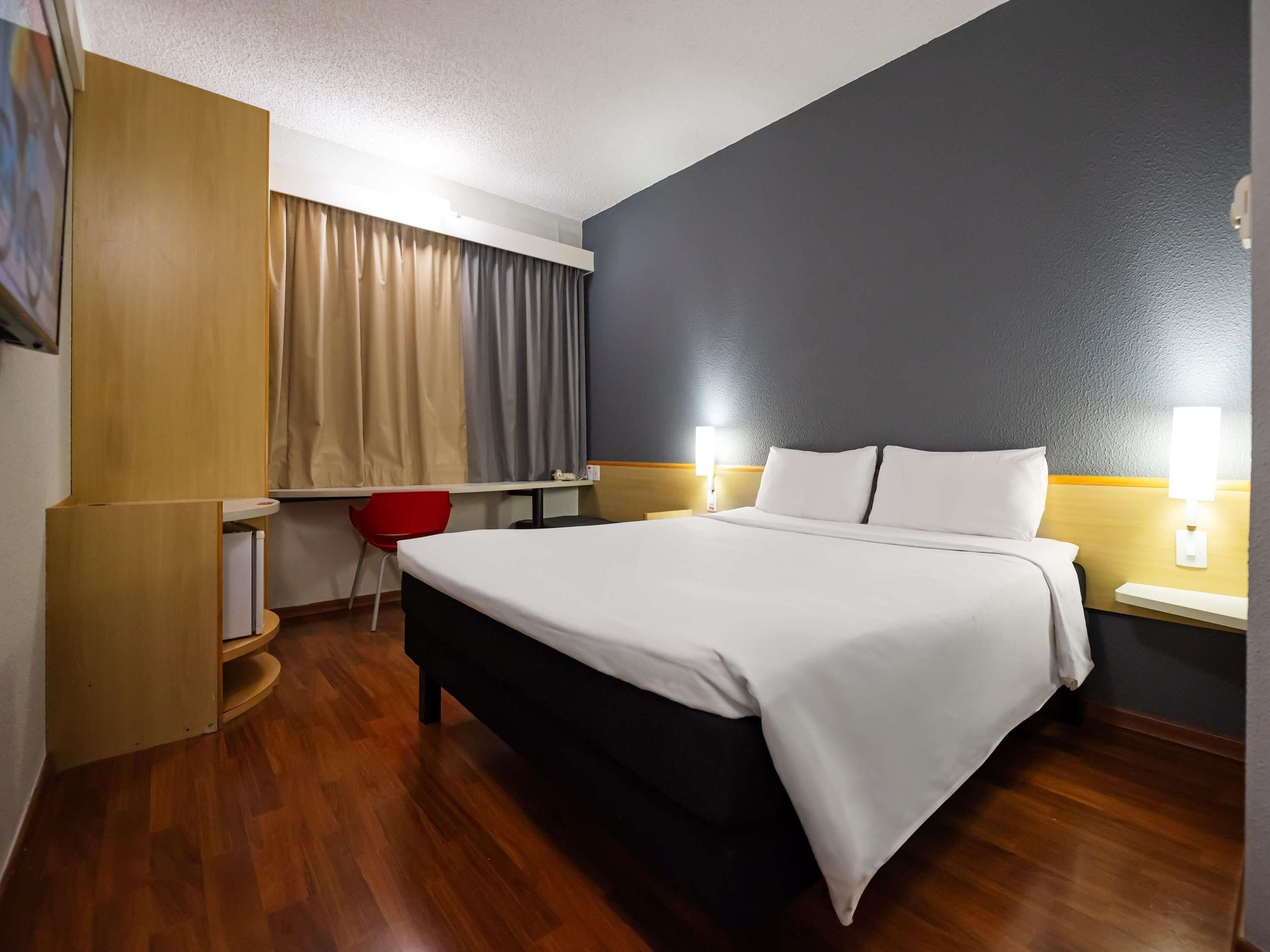 Frigobar, cofres nos quartos, escrivaninha, cortinas blackout
