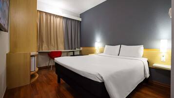 Frigobar, cofres nos quartos, escrivaninha, cortinas blackout
