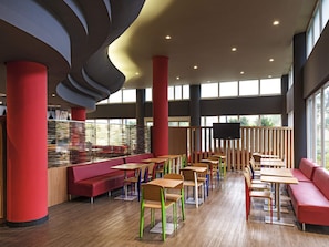 Daily buffet breakfast (BRL 45 per person)