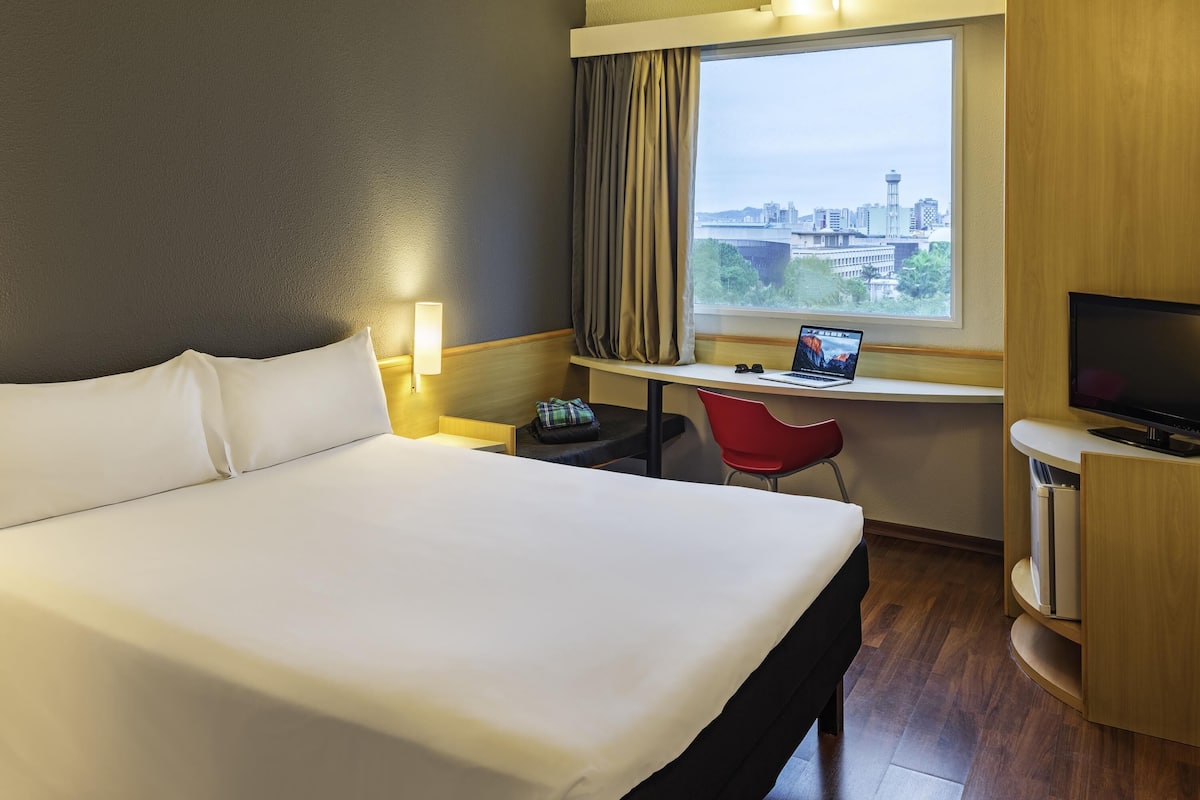 Standard Room, 1 Double Bed | Minibar, in-room safe, desk, blackout curtains