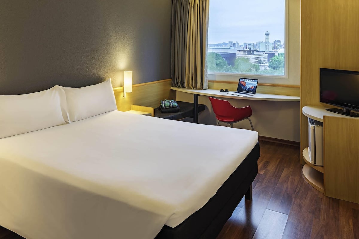 Chambre Standard, 1 lit double | Minibar, coffres-forts dans les chambres, bureau, rideaux occultants