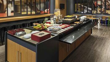 Daily buffet breakfast (BRL 45 per person)