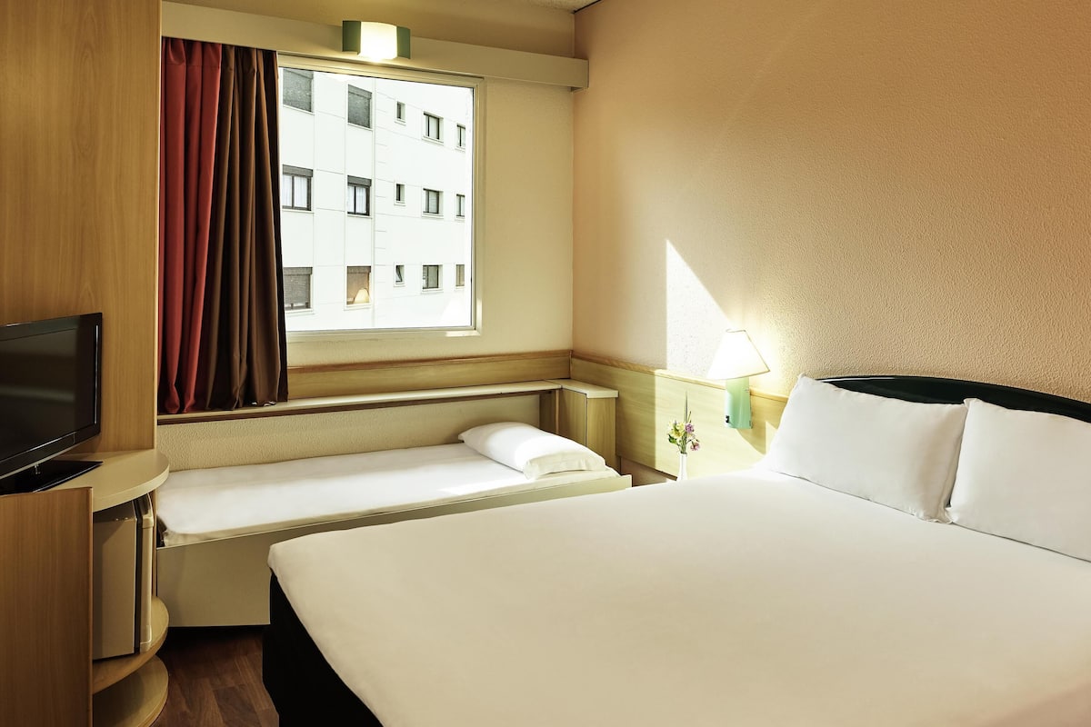 Minibar, safe på rommet, skrivebord og blendingsgardiner