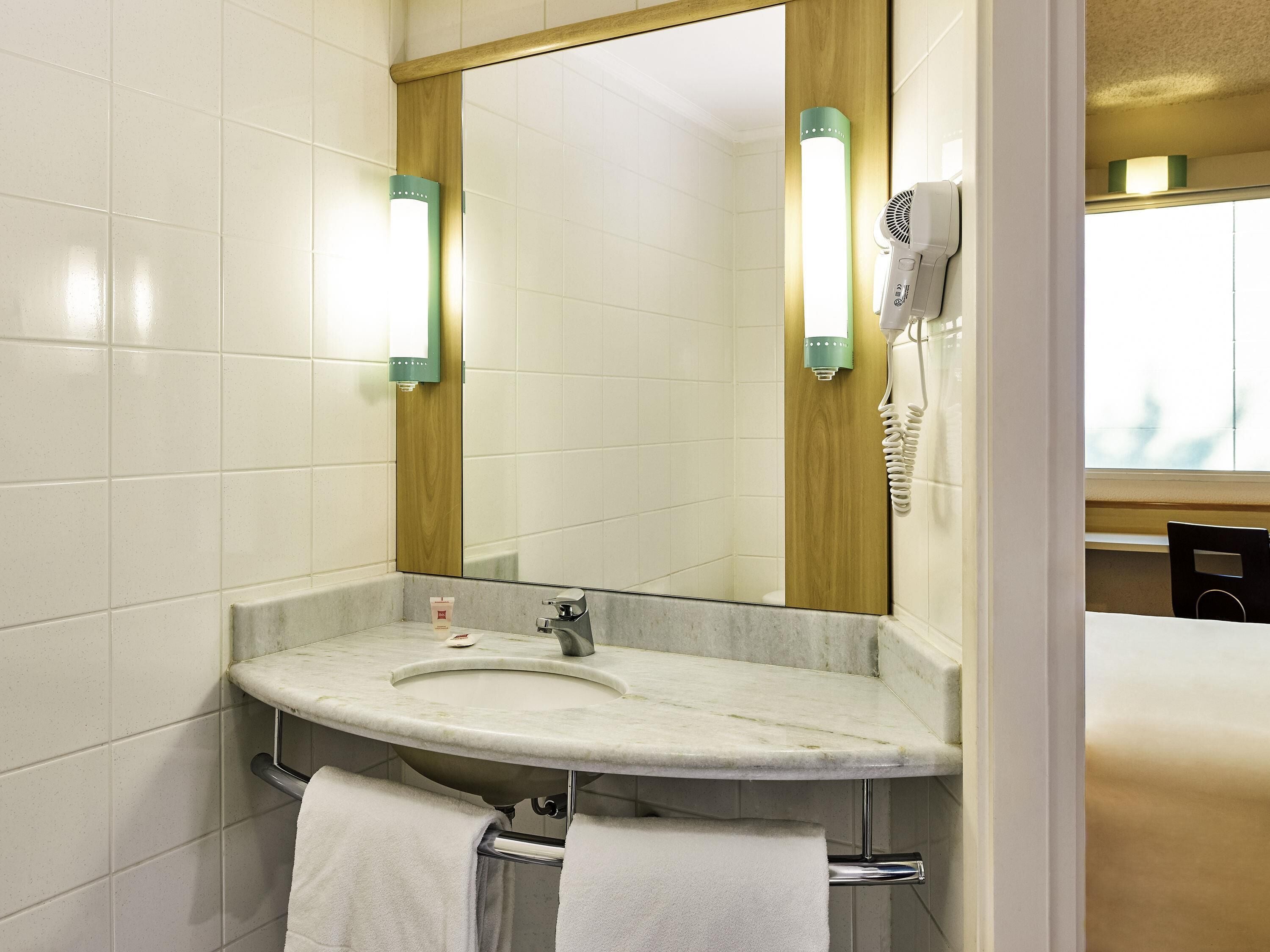 Rom – standard (1 Double bed & 1 Child's bed) | Minibar, safe på rommet, skrivebord og blendingsgardiner