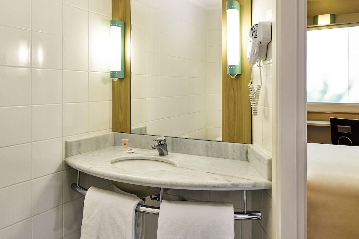 Rom – standard (1 Double bed & 1 Child's bed) | Minibar, safe på rommet, skrivebord og blendingsgardiner