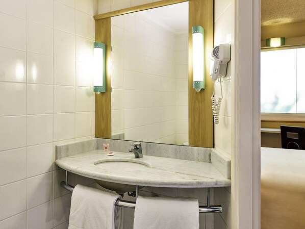 Standard Room (1 Double bed & 1 Child's bed) | Bar mini, peti besi dalam bilik, meja, langsir/tirai gelap terus 