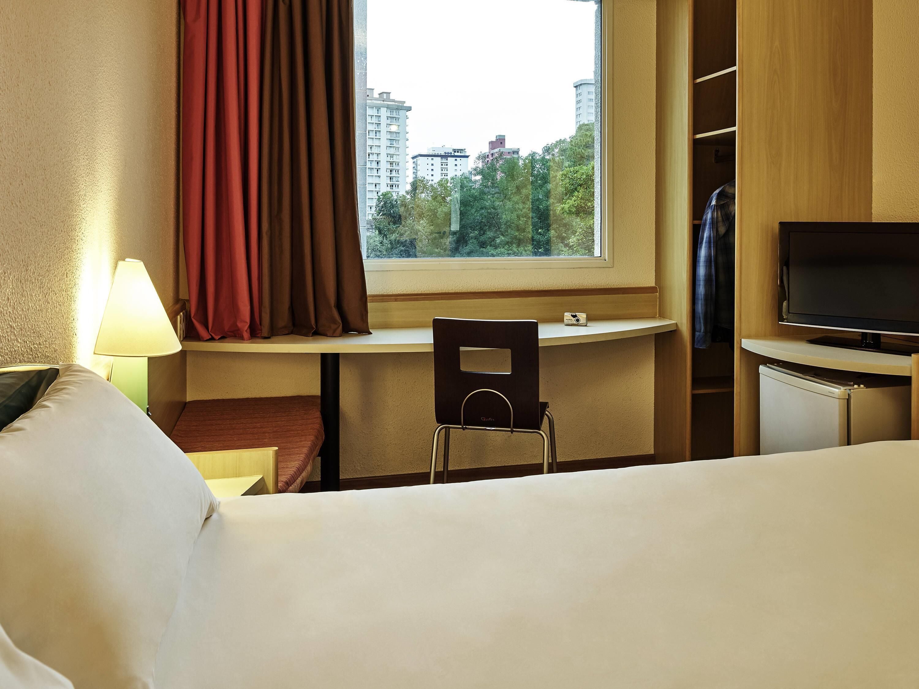 Rom – standard, 1 dobbeltseng | Minibar, safe på rommet, skrivebord og blendingsgardiner