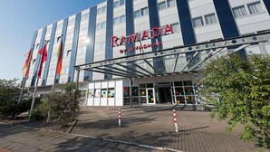 A modern building with the sign "RAMADA BY WYNDHAM" indicating a hotel. - Ramada by Wyndham Hannover (Laatzen)