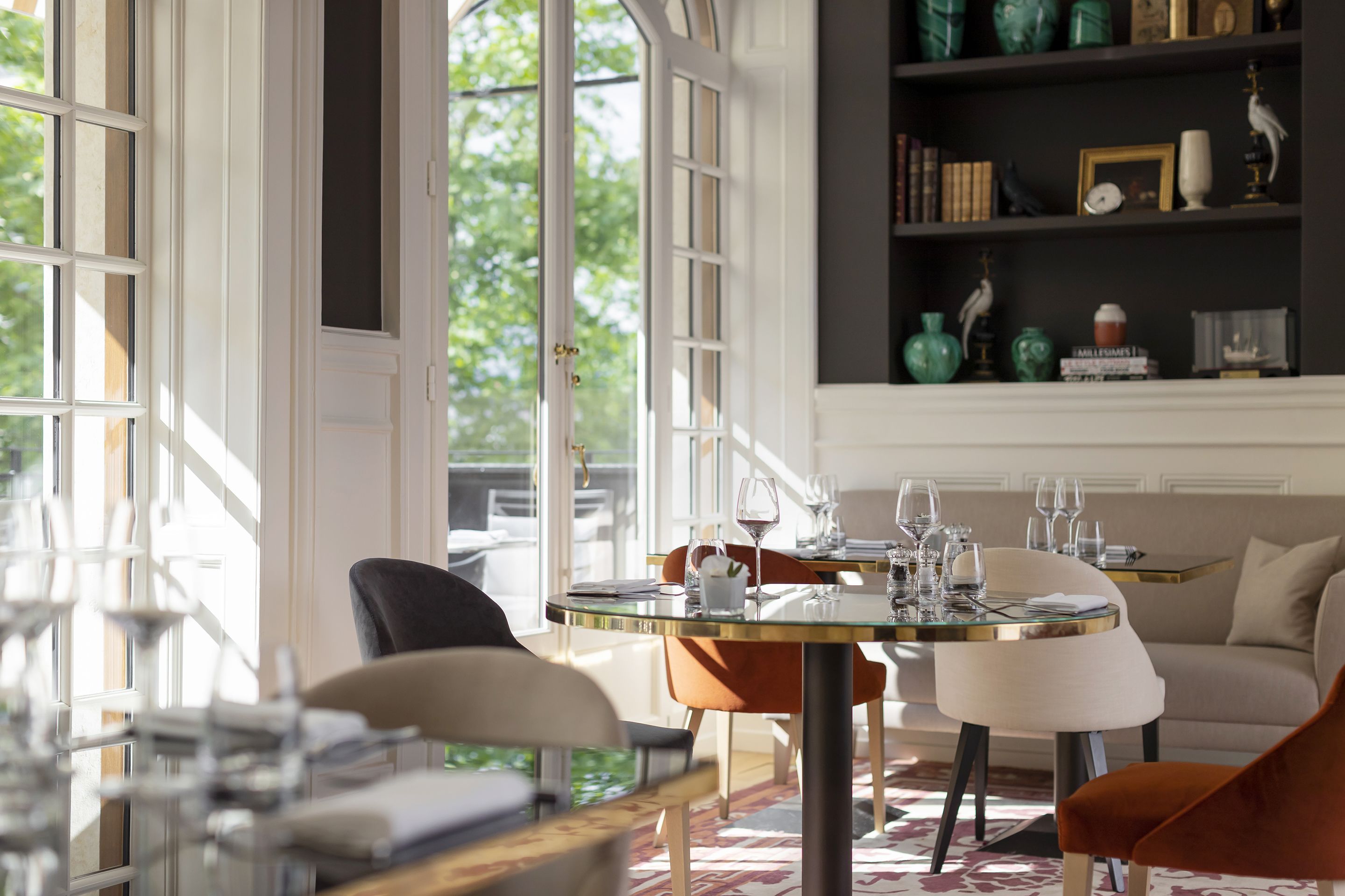 lunch and dinner served, international cuisine