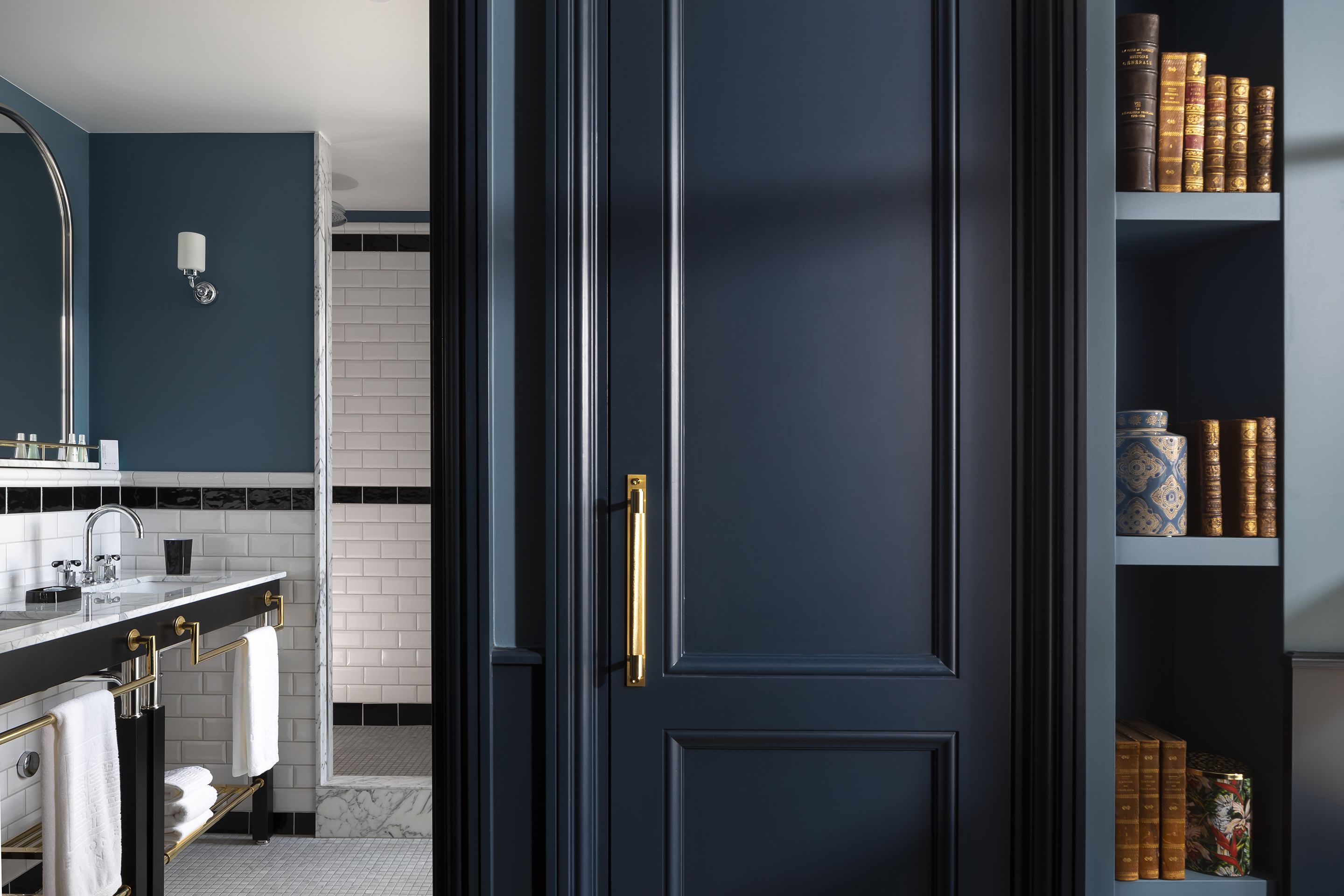 superior double room | bathroom | free toiletries, hair dryer, heated floors, towels