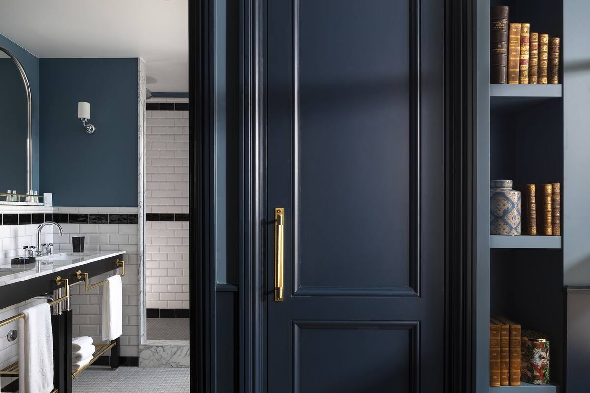 superior double room | bathroom | free toiletries, hair dryer, heated floors, towels