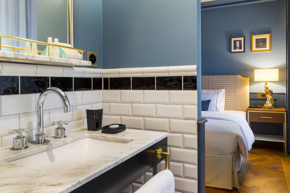 classic single room | premium bedding, minibar, in-room safe, desk