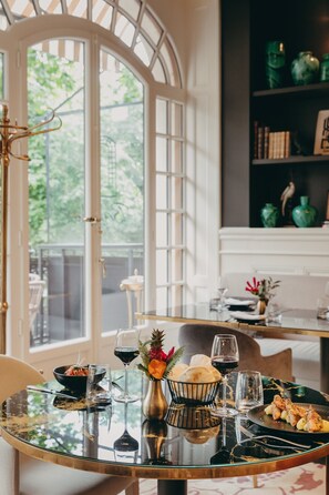 Déjeuner et dîner servis sur place, spécialités Cuisine internationale