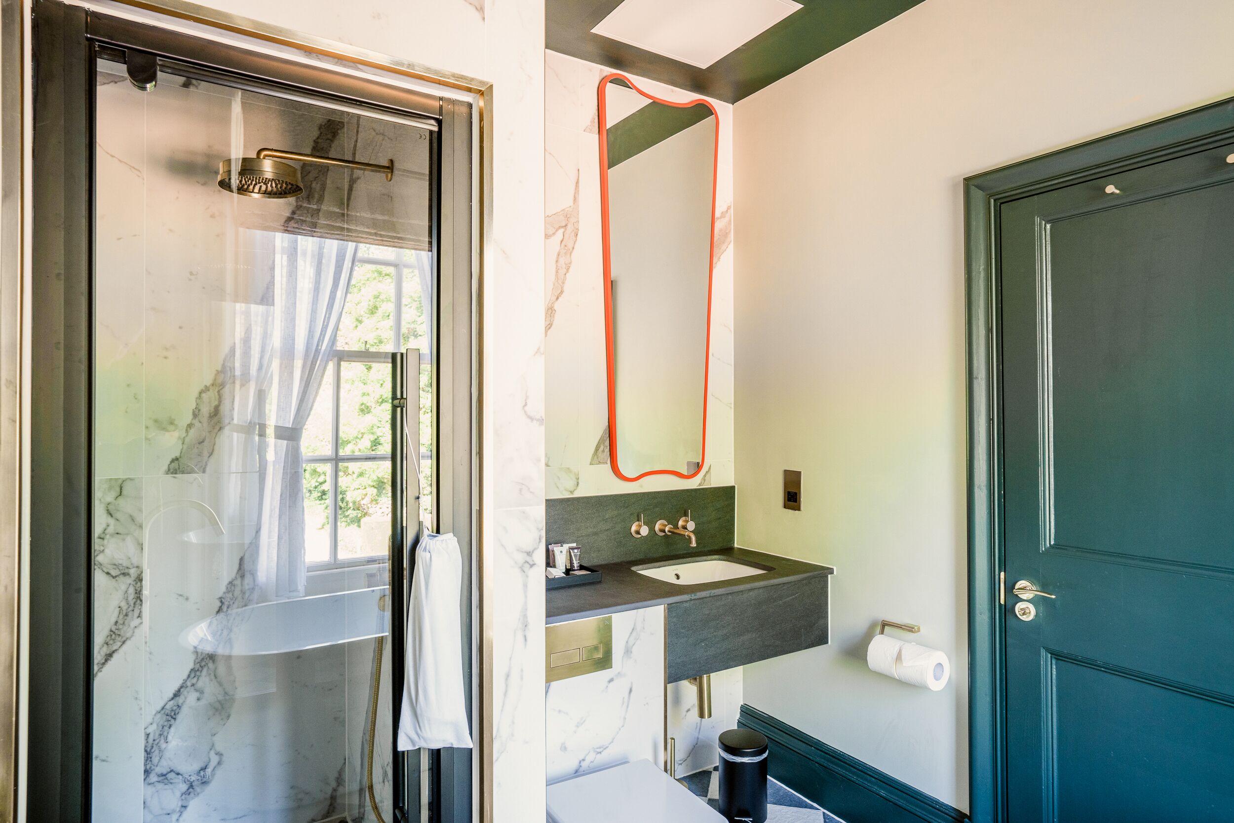 Une salle de bain avec une douche, un lavabo et des toilettes.