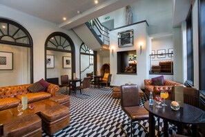 Serverer lunsj og middag