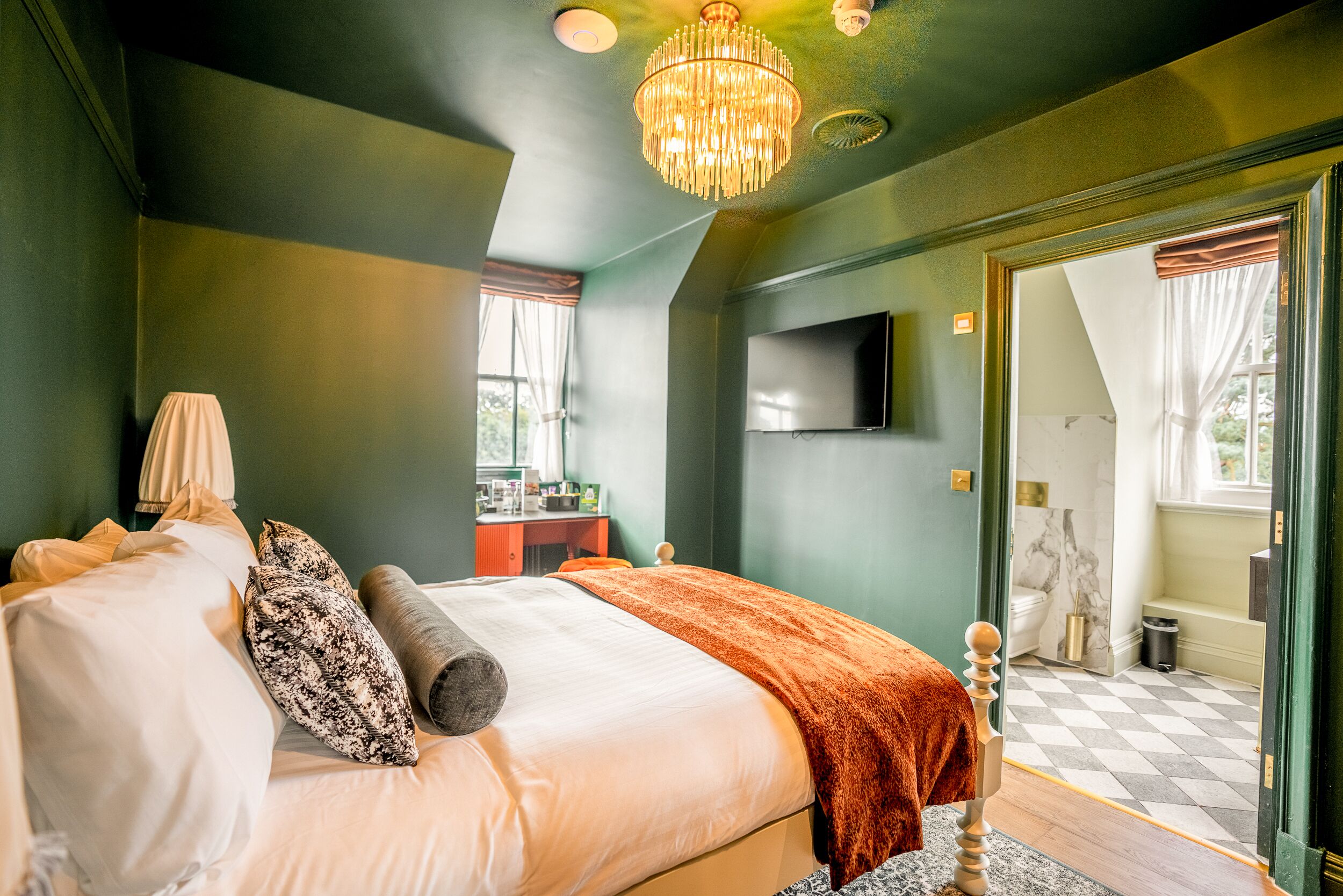 Manor House Deluxe King | Cofres nos quartos, cortinas blackout, ferros/tábuas de passar roupa