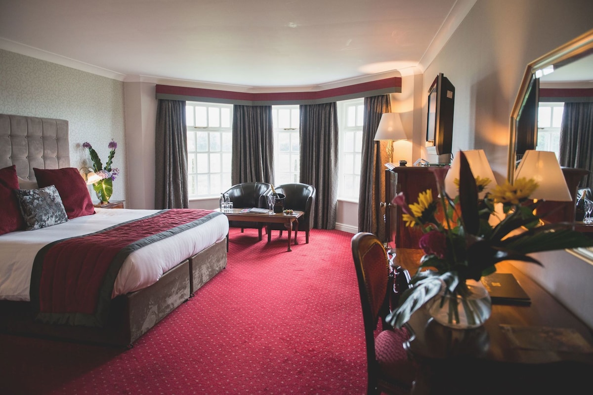 Premium bedding, minibar, in-room safe, desk