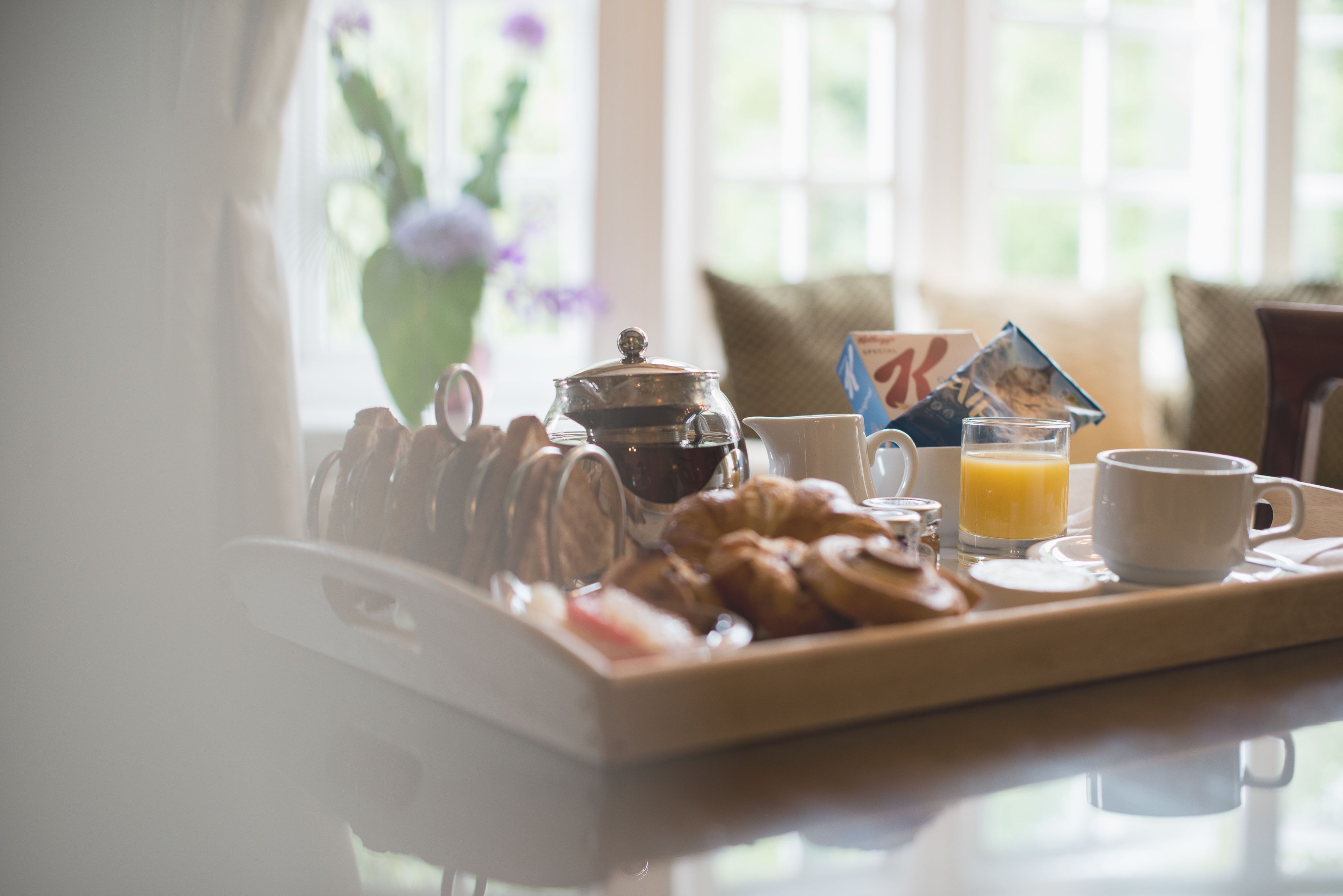 Frokost, lunsj og middag serveres, britiske retter, utsikt mot hagen 