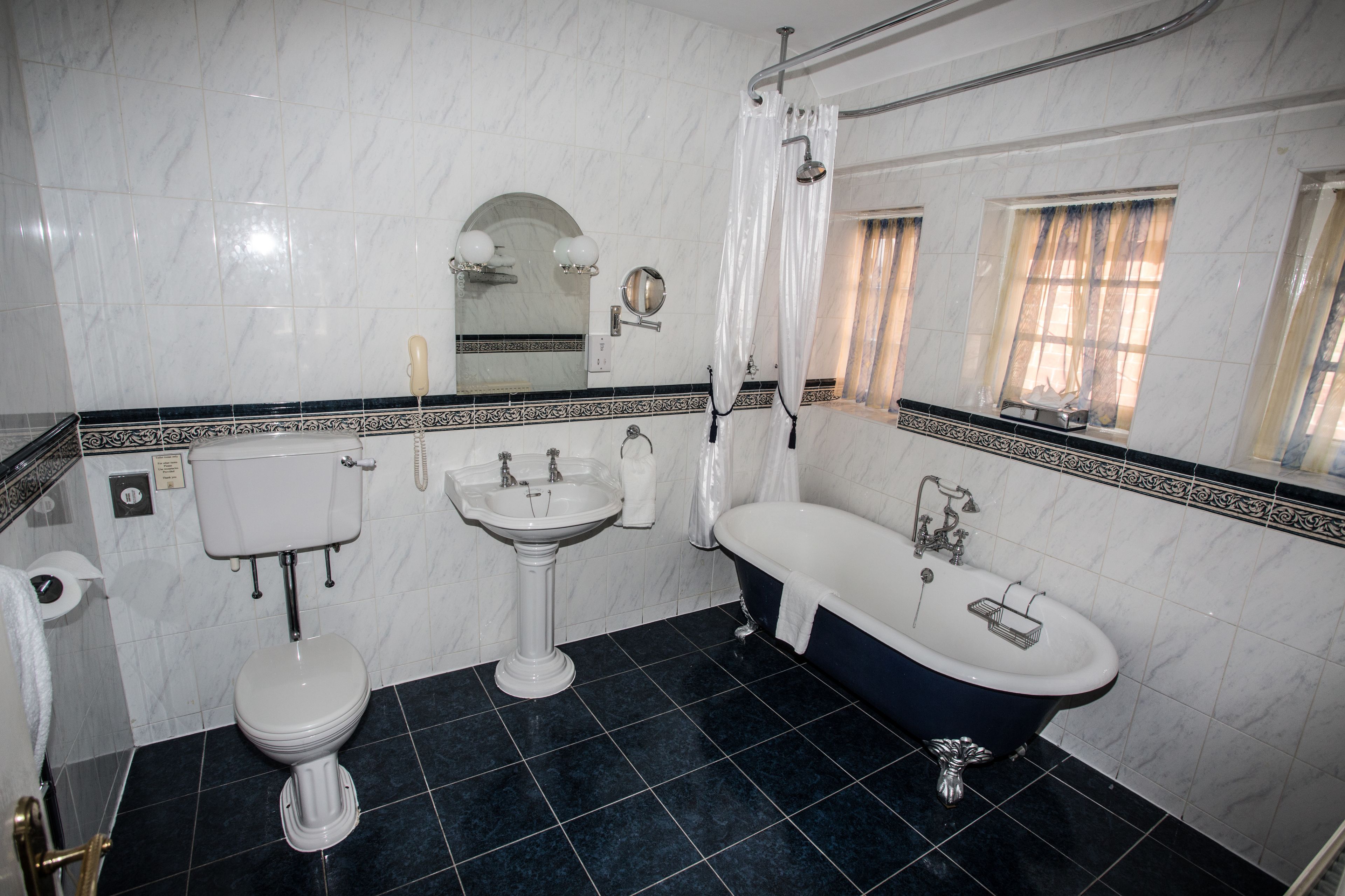 executive room | bathroom | combined shower/bathtub, jetted bath, free toiletries, towels