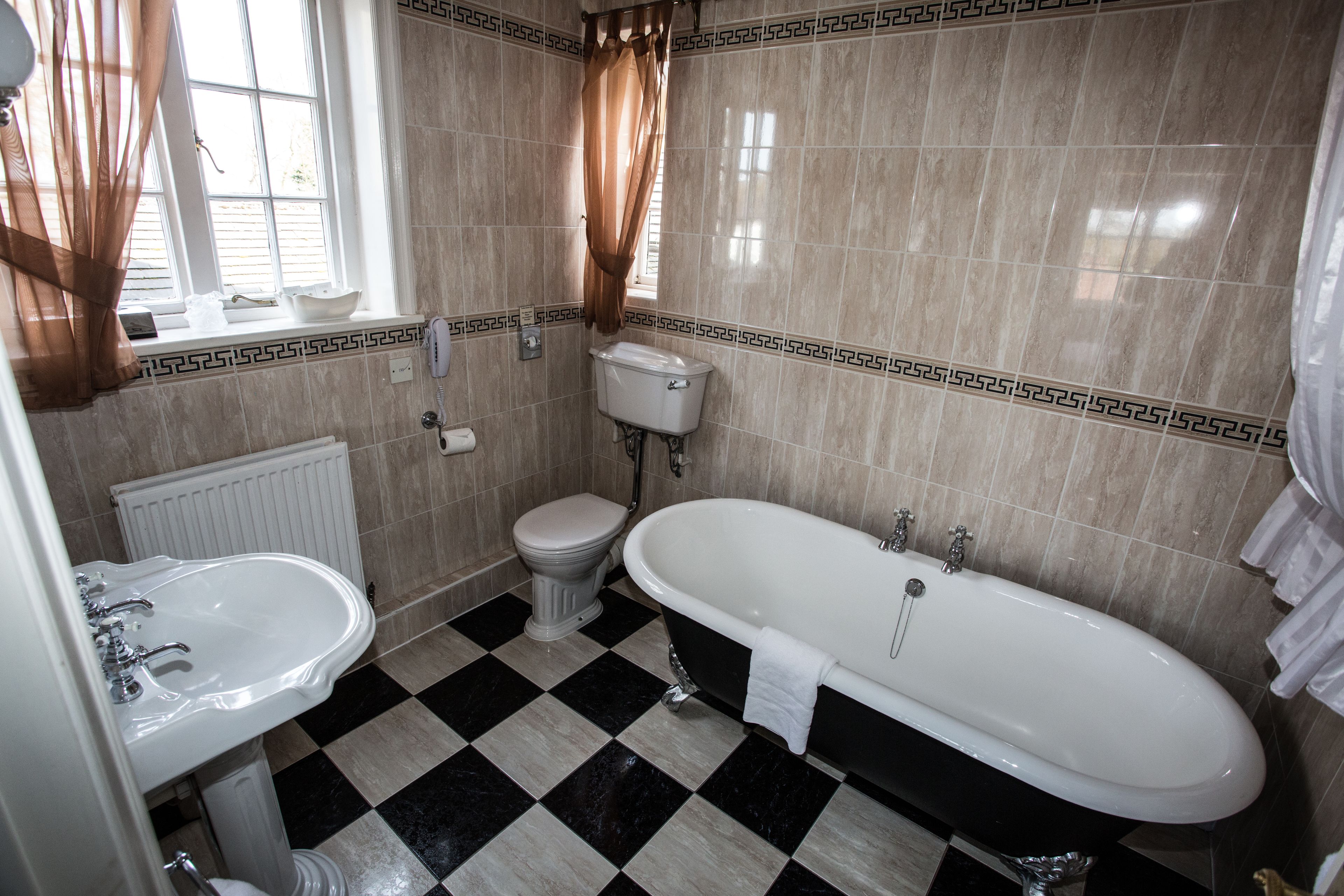 combined shower/bathtub, jetted bath, free toiletries, towels