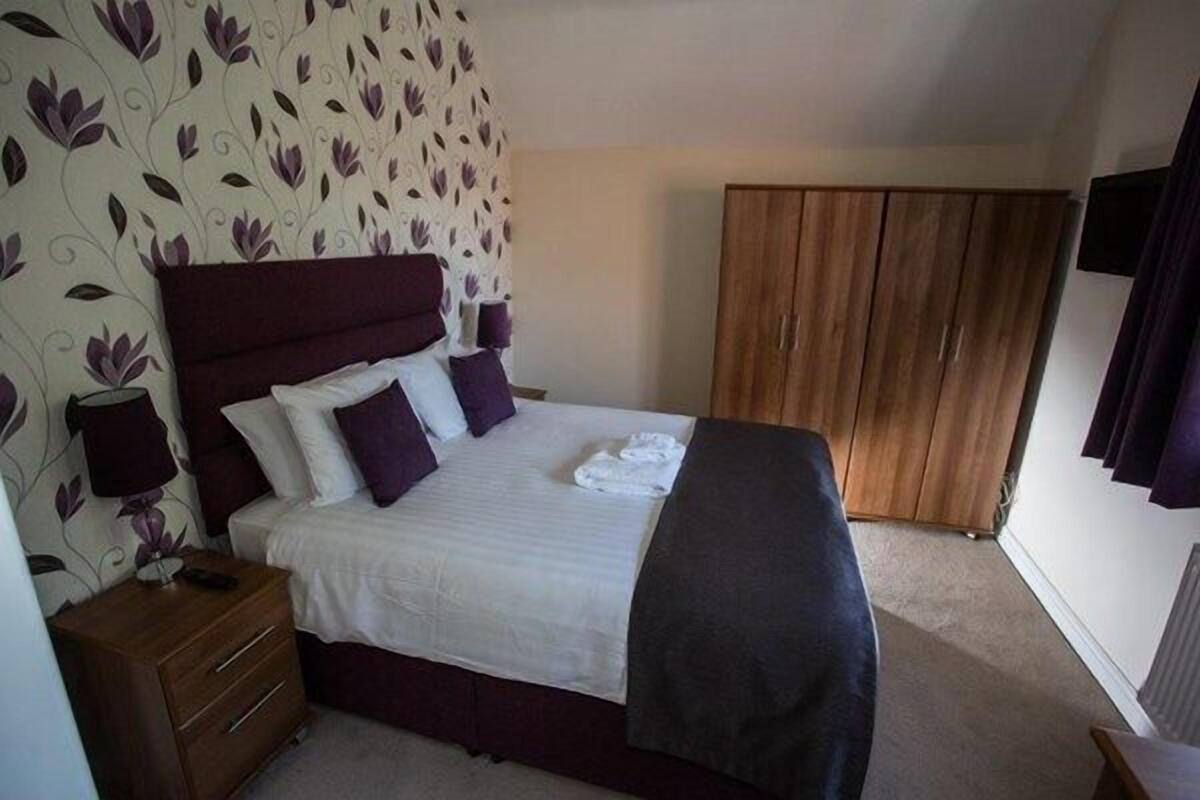 Room (The Lodge at Mere Court) | Premium bedding, minibar, in-room safe, desk