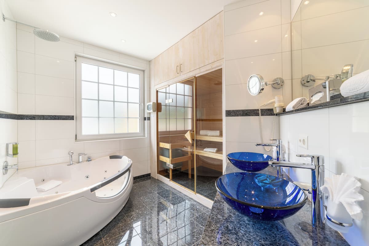 presidential suite | bathroom | free toiletries, hair dryer, bathrobes, towels