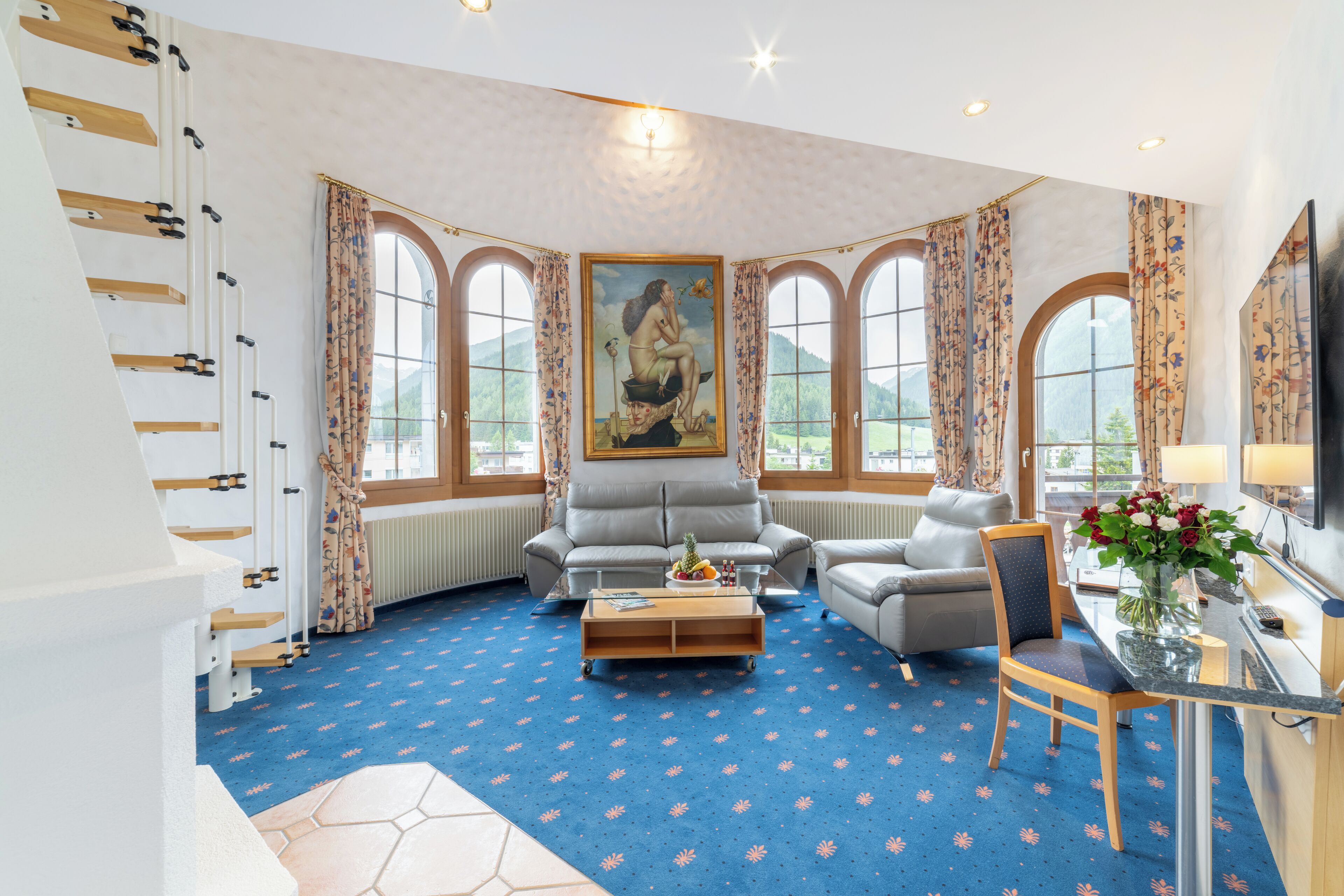 suite | living area | tv, toys