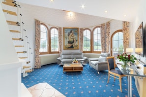 Suite | Woonruimte | Televisie en speelgoed