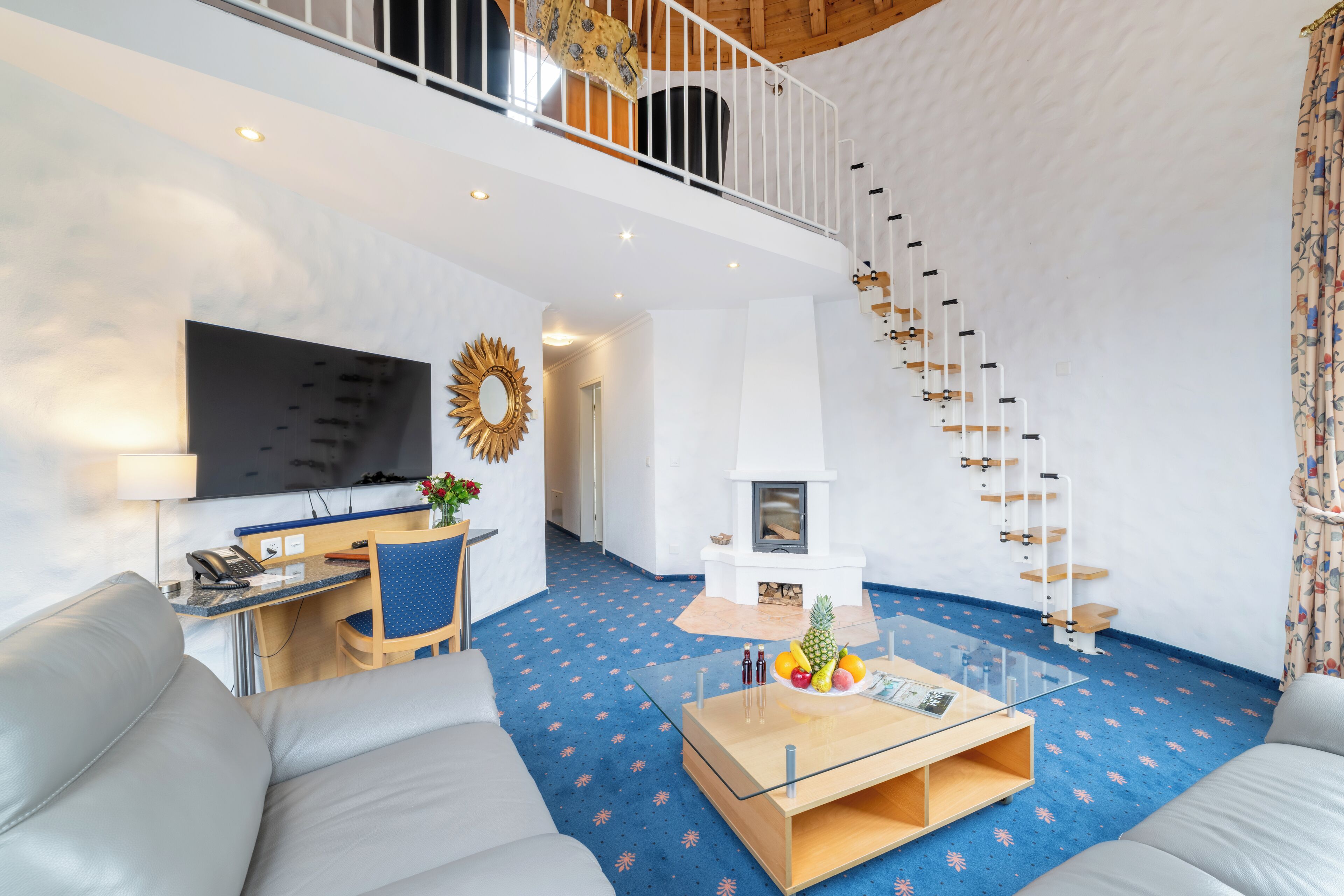 suite | living area | tv, toys