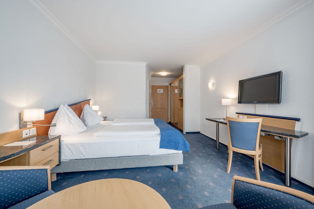 Comfort Double Room | 1 bilik tidur, peralatan tempat tidur hipoalergenik, bar mini