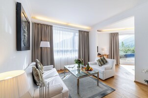 Suite | Living area | TV, toys