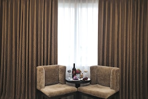 Rom – deluxe | Minibar, safe på rommet, skrivebord og skrivebord for bærbar PC
