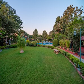 المنطقة المحيطة بالمنشأة