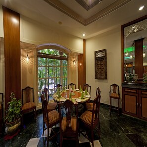 Breakfast, lunch and dinner served - Renest Shraddha Inn - Shirdi (Rahata)