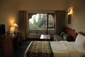 Premium bedding, in-room safe, desk, blackout drapes - Renest Shraddha Inn - Shirdi (Rahata)