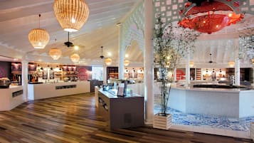 4 間餐廳,供應早餐、午餐和晚餐,加勒比海料理