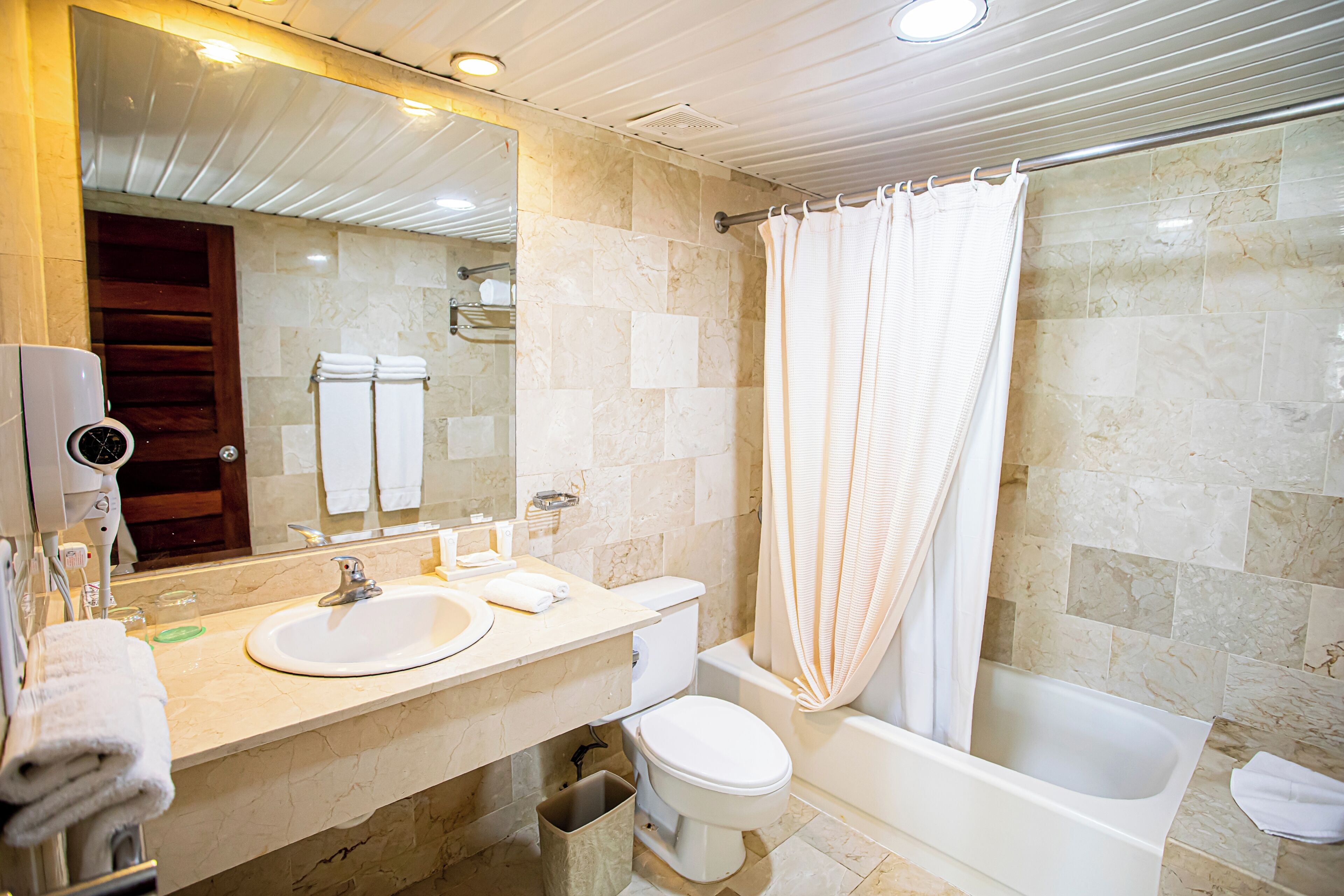 Un baño moderno con lavabo, inodoro y bañera.