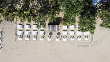 Plage, sable blanc, chaises longues, parasols