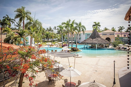 2 outdoor pools, pool umbrellas, sun loungers