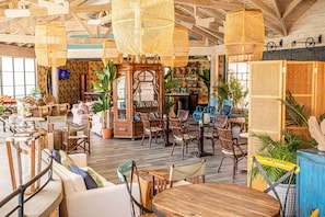 5 bars/lounges, swim-up bar, poolside bar, beach bar