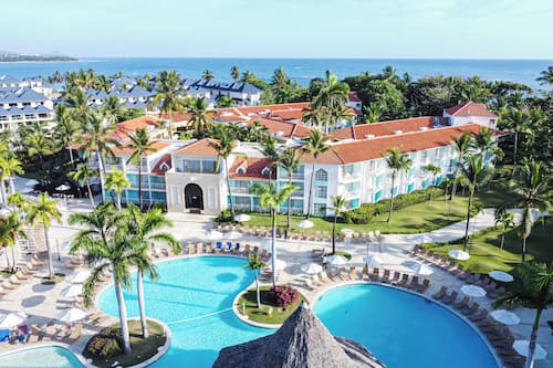 2 outdoor pools, pool umbrellas, pool loungers