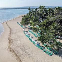 Plage, sable blanc, chaises longues, parasols