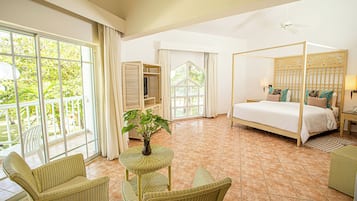 Suite junior | Artículos del minibar gratis y caja de seguridad en la habitación